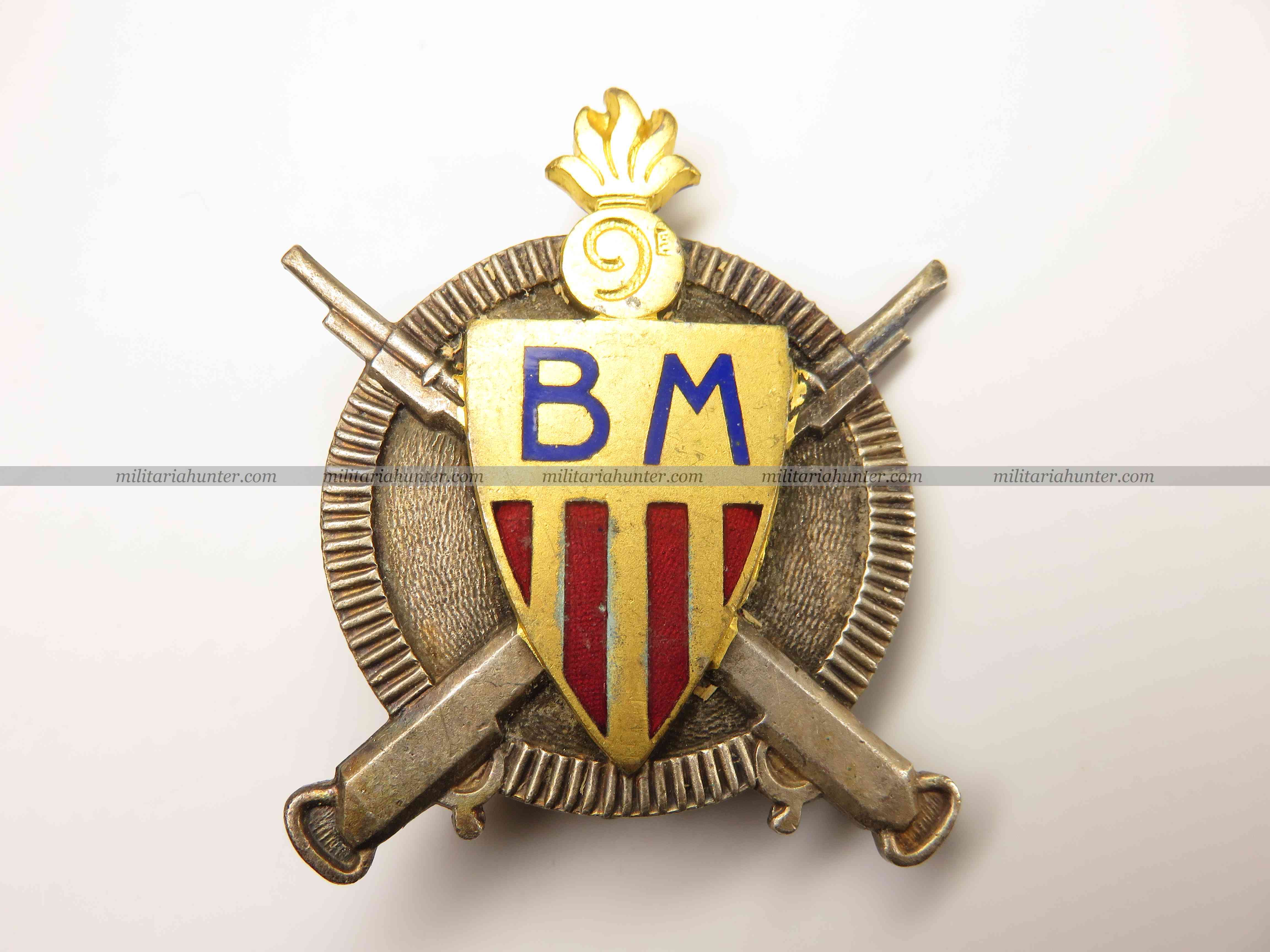 militaria : France 40 - Insigne du 9e bataillon de mitrailleurs (ref.3533)